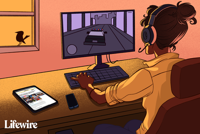 Πρόσωπο που παίζει το GTA Vice City σε υπολογιστή, διαβάζοντας απατεώνες στο kalodiozois μέσω tablet