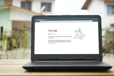 Ένας φορητός υπολογιστής εμφανίζει ένα μήνυμα σφάλματος Google, υποδεικνύοντας ότι η Google ενδέχεται να είναι εκτός λειτουργίας.