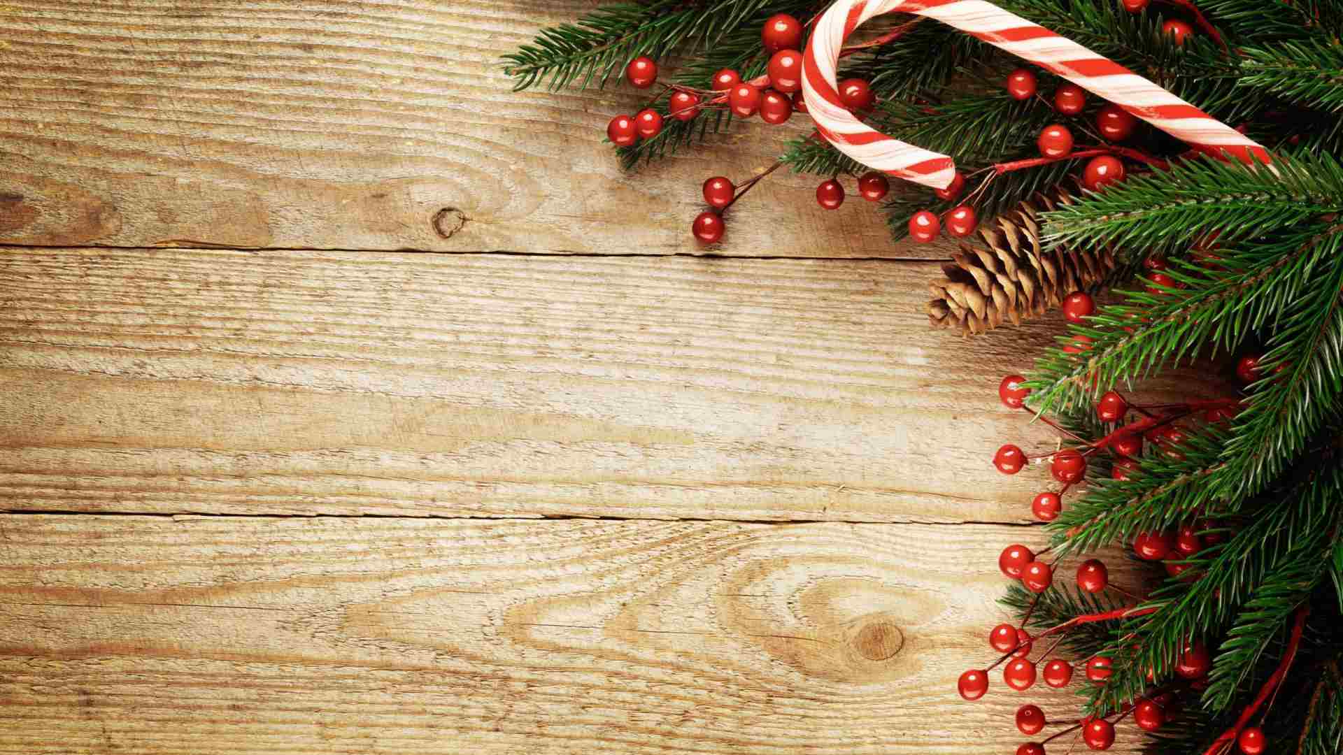 Δωρεάν χριστουγεννιάτικη ταπετσαρία με κόκκινα μούρα και ζαχαροκάλαμο σε φόντο ξύλου