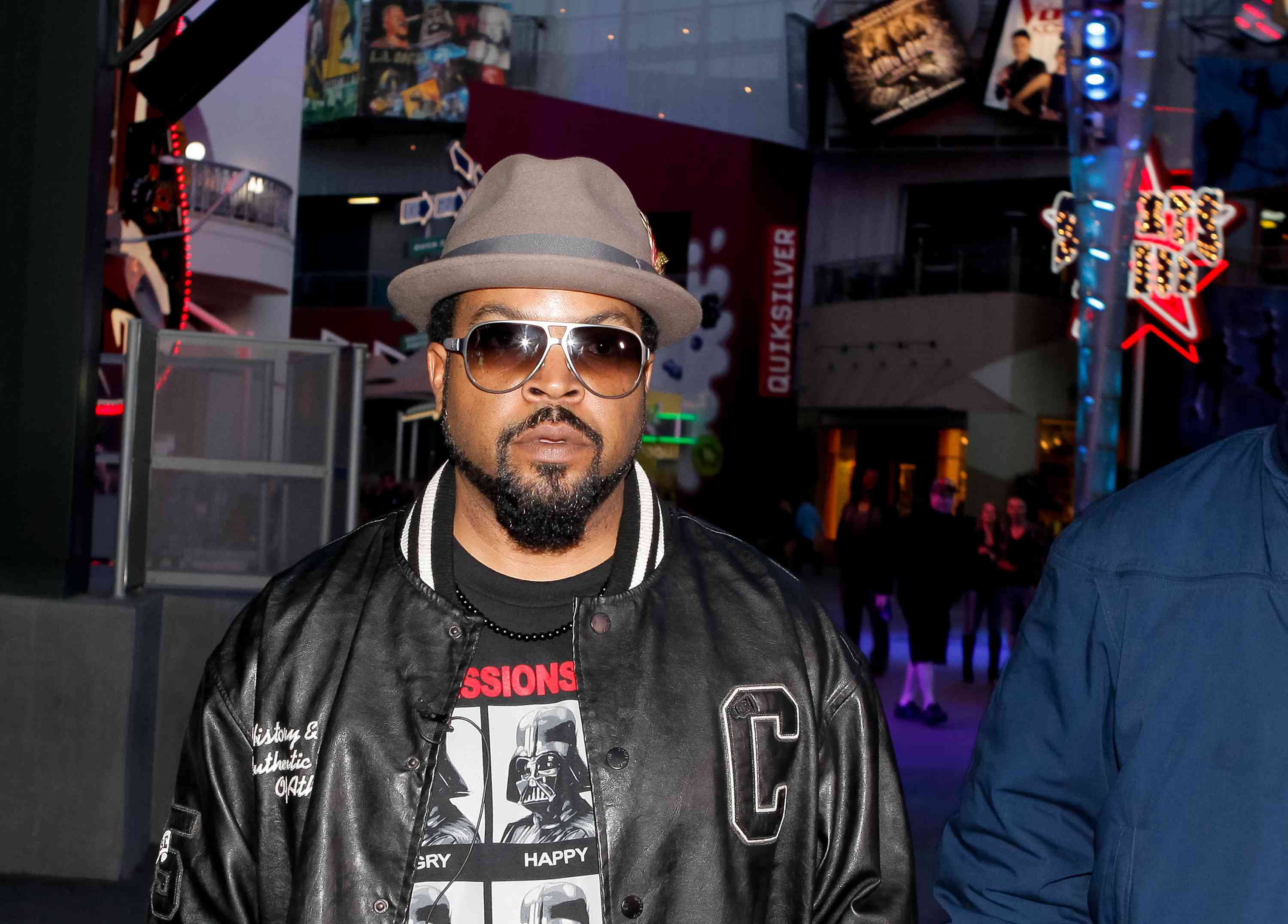 Ice Cube Surprises Fans at 20th Anniversary Re-Release Ειδική προβολή της επιτυχημένης κωμωδίας του "Παρασκευή" που παρουσιάστηκε από τις εκδηλώσεις Fathom