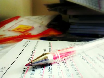 Ροζ στυλό σε χαρτί με υπογραμμισμένο κείμενο