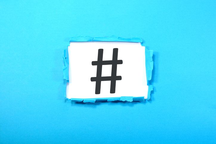 Το σύμβολο HashTag εμφανίζεται σε μπλε σχισμένο χαρτί.