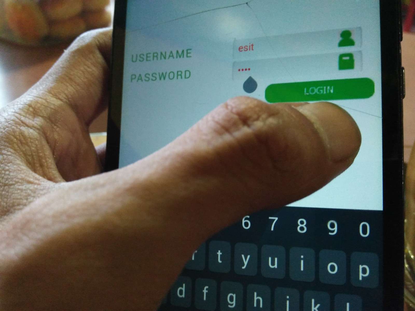 Κάποιος συνδέεται στο WhatsApp στο τηλέφωνό του.