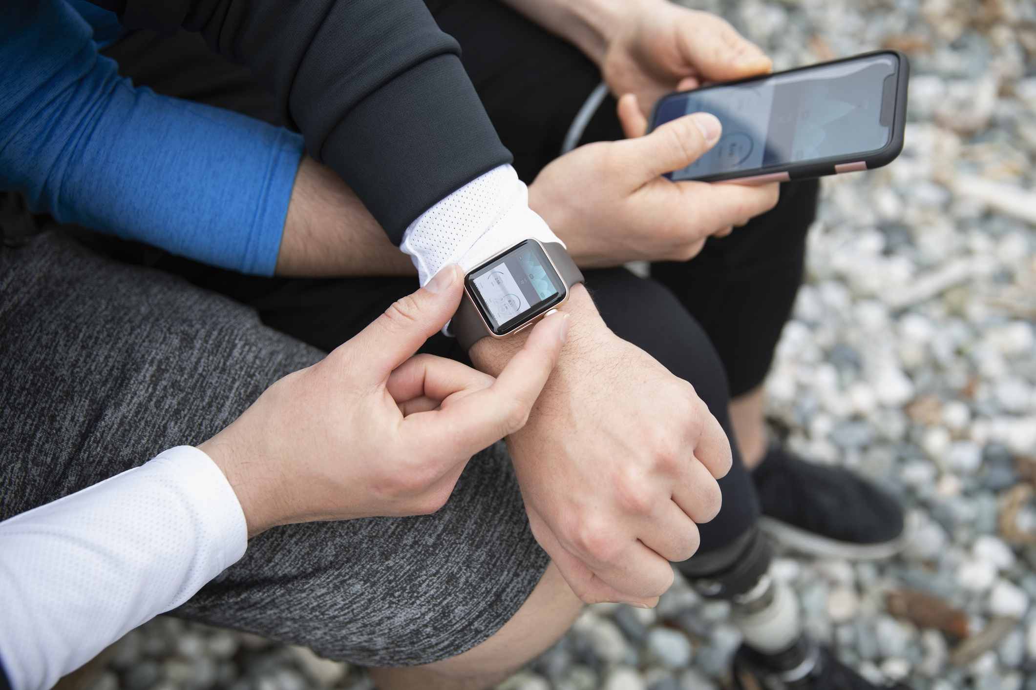 Μερικοί δρομείς που βλέπουν το ρολόι και το iPhone της Apple