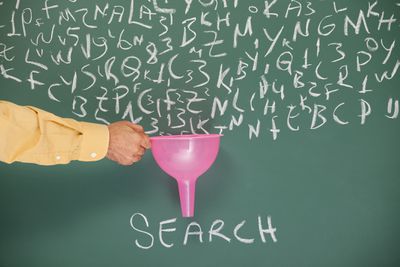 Γράμματα σε πίνακα κιμωλίας και χοάνη που οδηγεί στη λέξη "αναζήτηση"