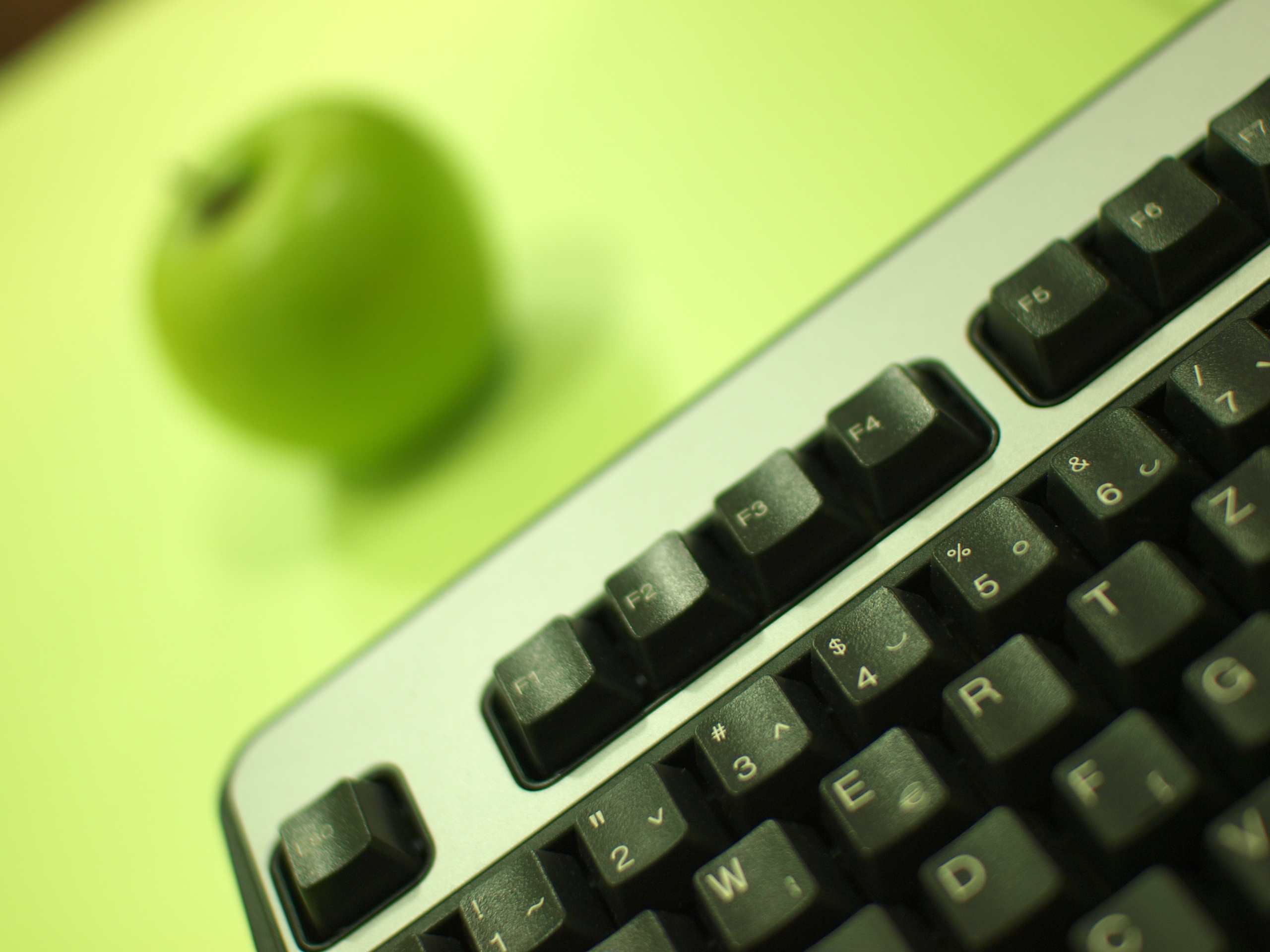 Πράσινο πληκτρολόγιο μήλου και υπολογιστή