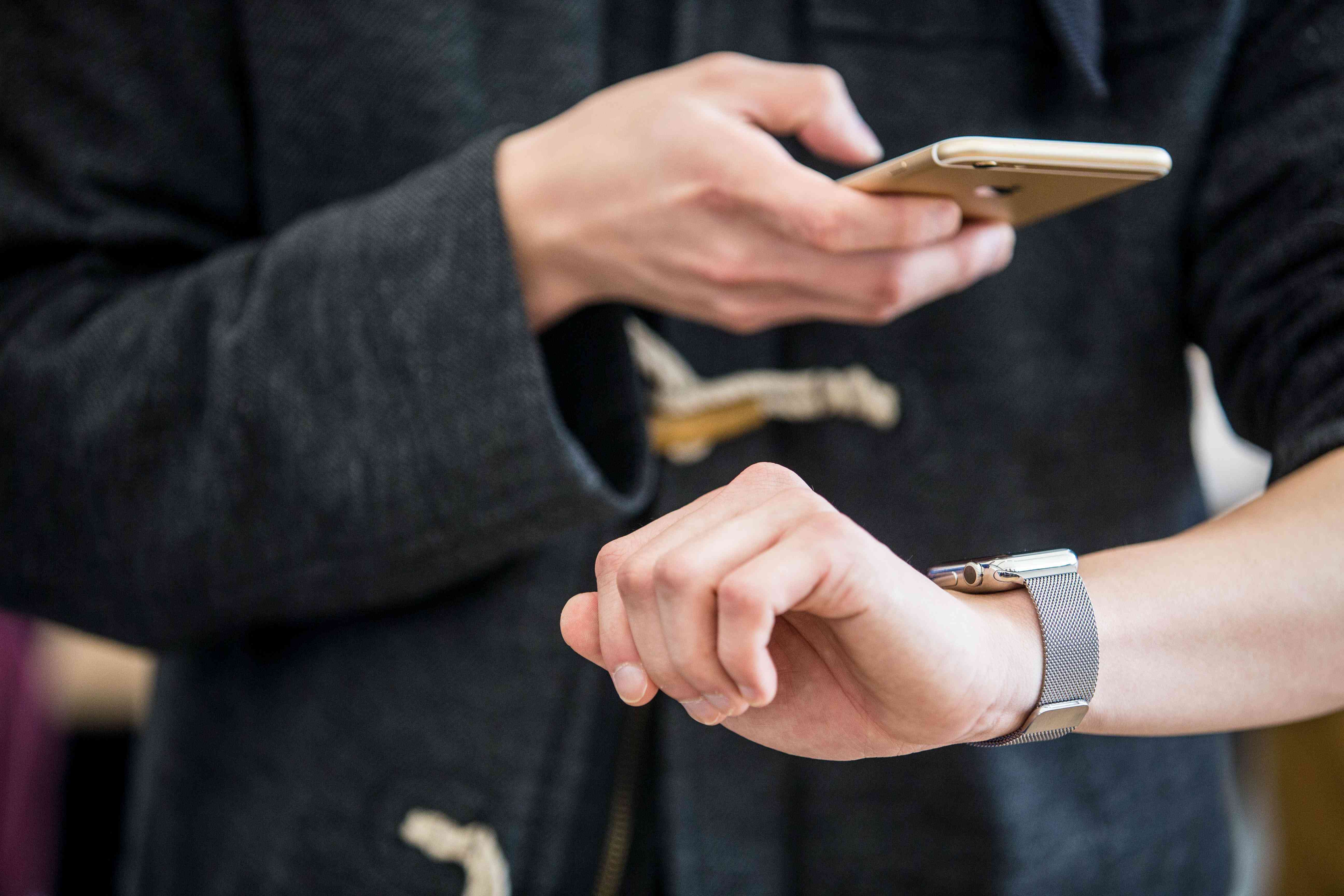 Άνθρωπος που τραβά μια φωτογραφία του Apple Watch με iPhone