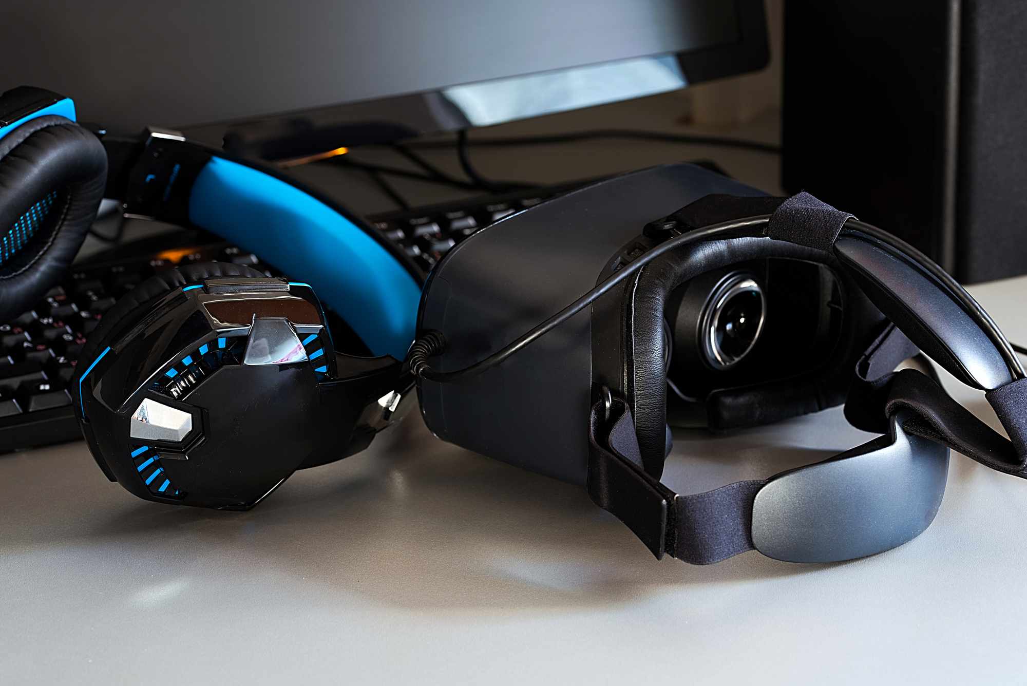 Ένα ακουστικό VR συνδεδεμένο σε έναν υπολογιστή παιχνιδιών.
