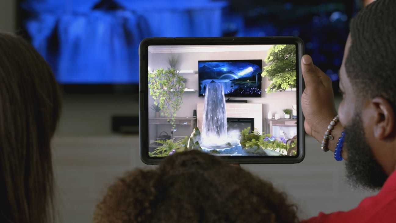 Μια οικογένεια παρακολουθεί το Remembering AR σε iPad